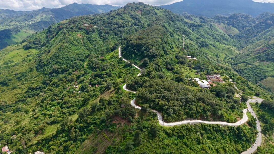 Rocío Nahle entrega camino de concreto en la Huasteca con inversión de 24 mdp