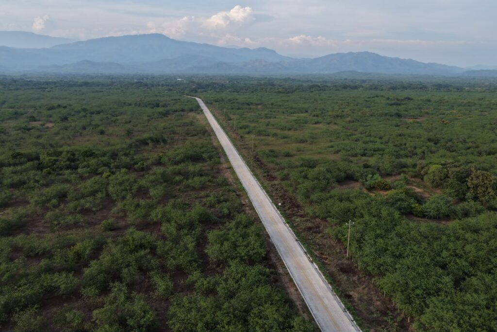 Salomón Jara entrega e inicia caminos artesanales e hidráulicos en tres municipios del Istmo
