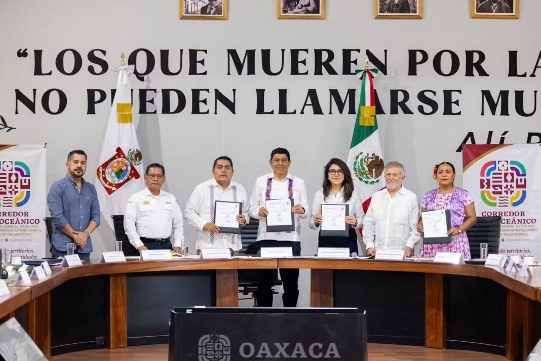Salomón Jara firma convenio de subsidios comunitarios para Tehuantepec e Ixtaltepec