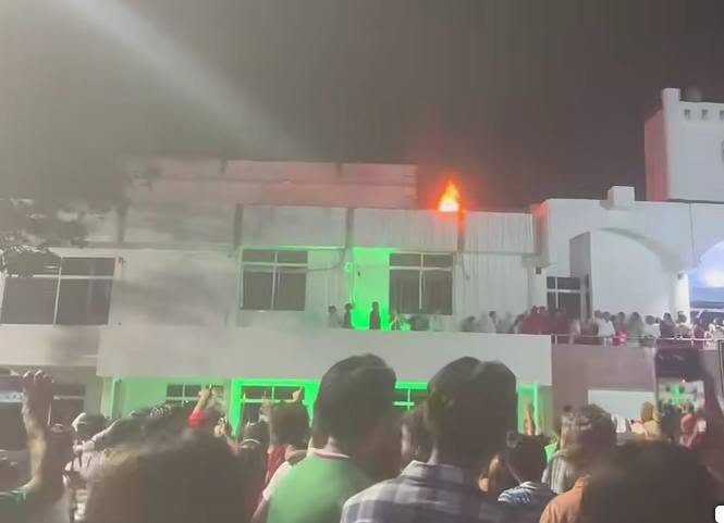 Se incendia techo del Palacio Municipal de Álamo Temapache en pleno Grito de Independencia