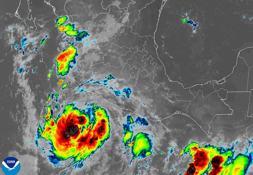 ‘Polo’ se intensifica rápidamente y provocará lluvias torrenciales y alto oleaje