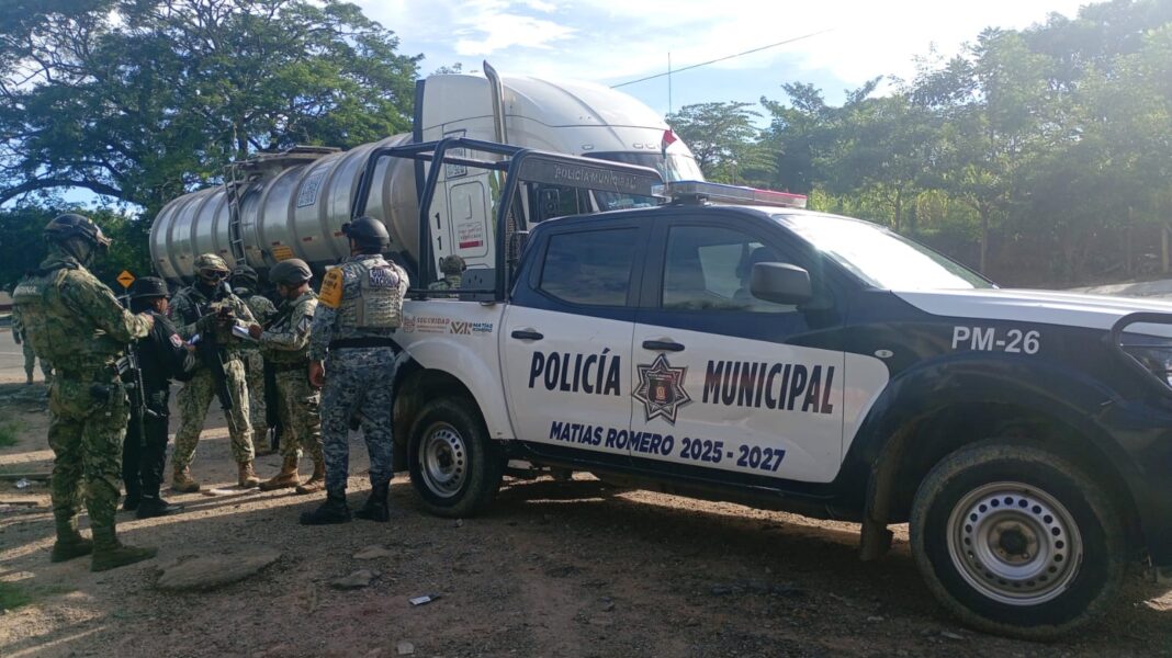 Aseguran pipa cargada con hidrocarburo y detienen a un hombre en la Transístmica