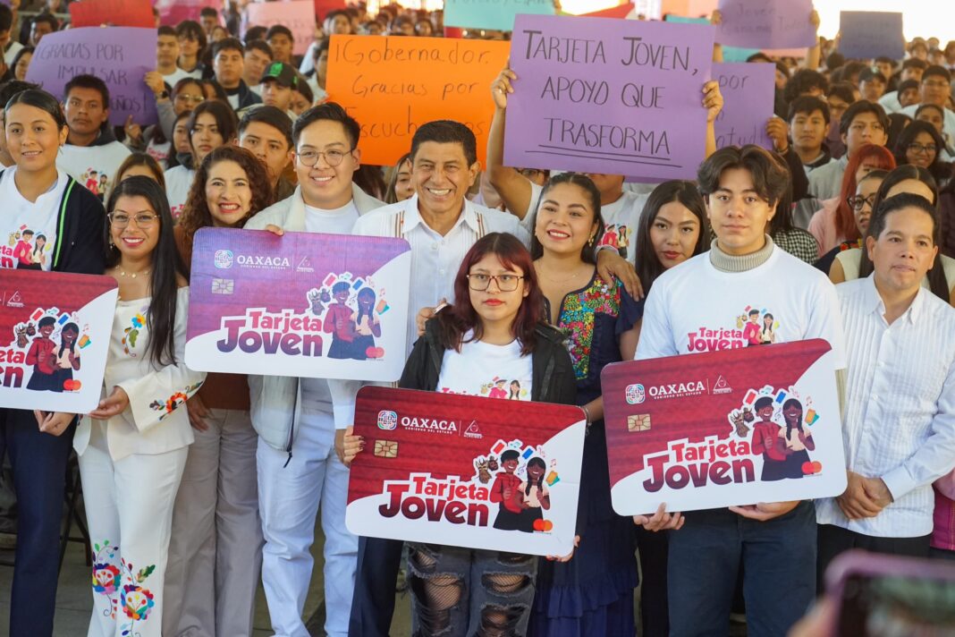 Gobierno de Oaxaca entrega más de 2 mil tarjetas del programa Tarjeta Joven