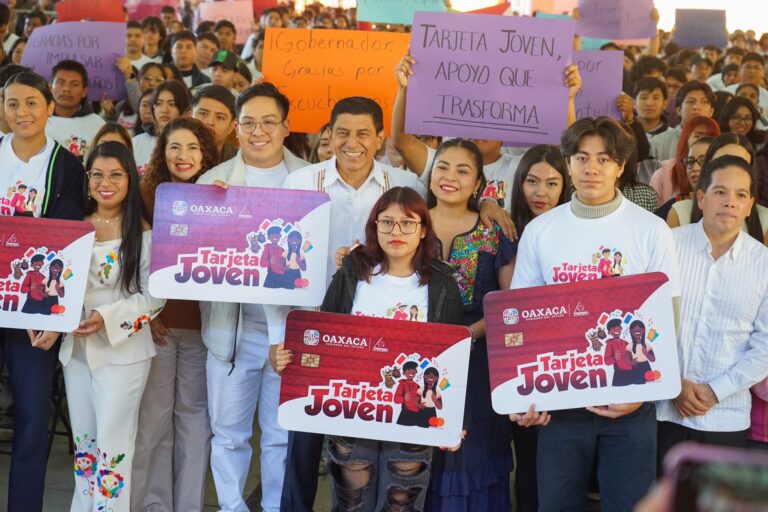 Gobierno de Oaxaca entrega más de 2 mil tarjetas del programa Tarjeta Joven