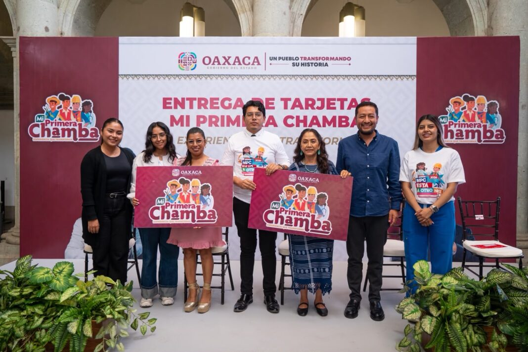 Gobierno de Oaxaca entrega primeras tarjetas del programa Mi Primera Chamba a profesionistas