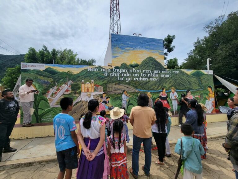 Inauguran paisaje lingüístico en Panixtlahuaca para visibilizar la lengua chatina