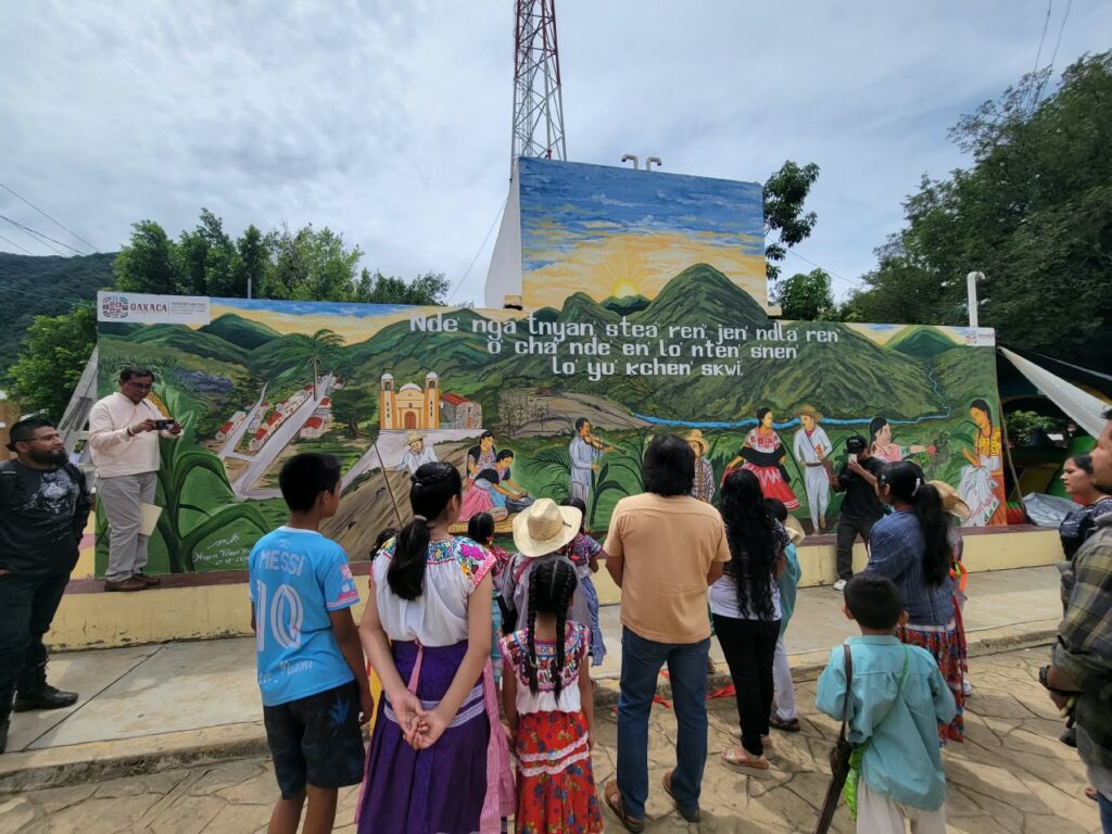 Inauguran paisaje lingüístico en Panixtlahuaca para visibilizar la lengua chatina