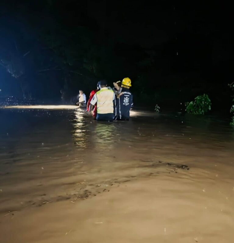 Lluvias provocan derrumbes e inundaciones en regiones de Oaxaca; Protección Civil despliega operativo