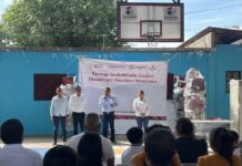 Pemex entrega pupitres y mobiliario escolar a escuelas de Juchitán de Zaragoza