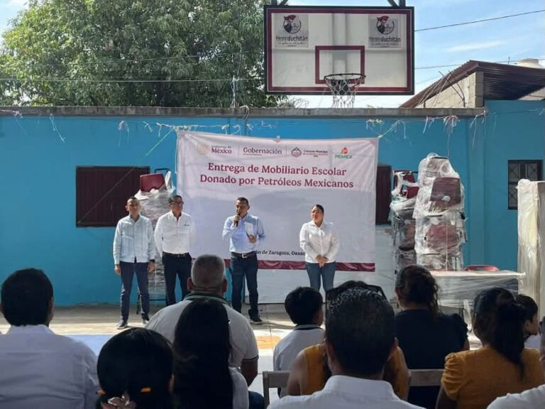 Pemex entrega pupitres y mobiliario escolar a escuelas de Juchitán de Zaragoza