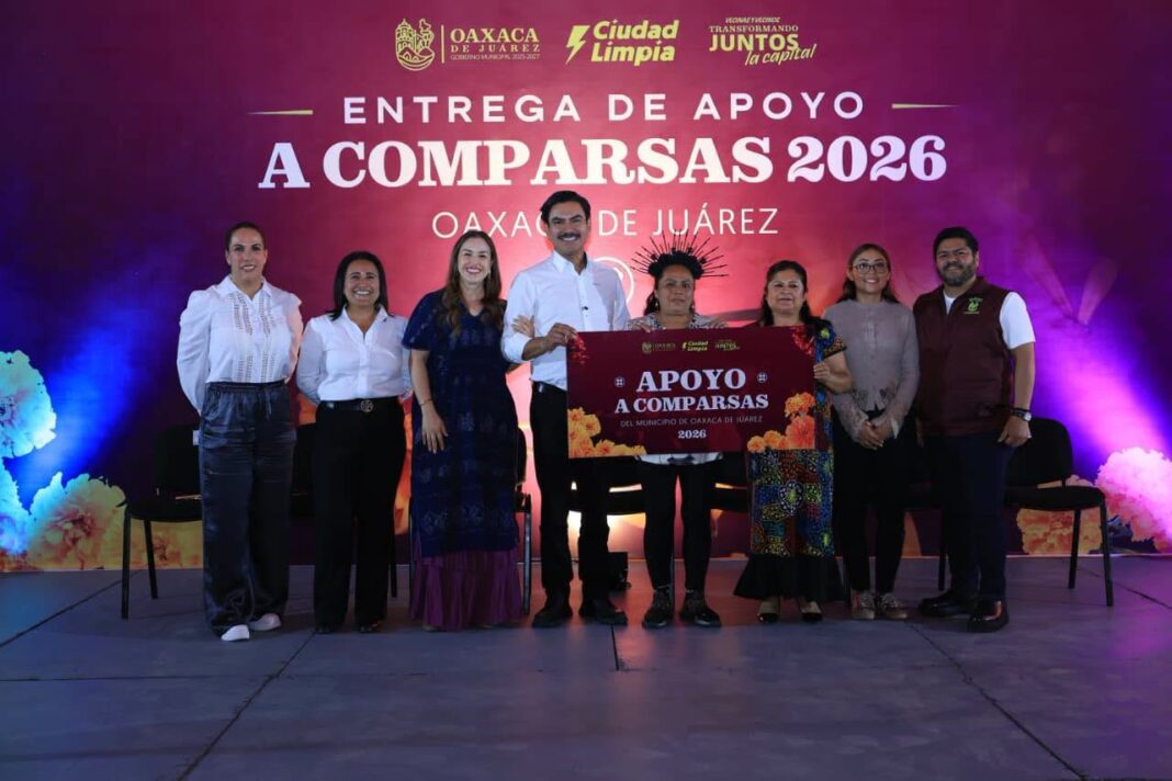 Ray Chagoya entrega apoyos a comparsas para las celebraciones de Día de Muertos