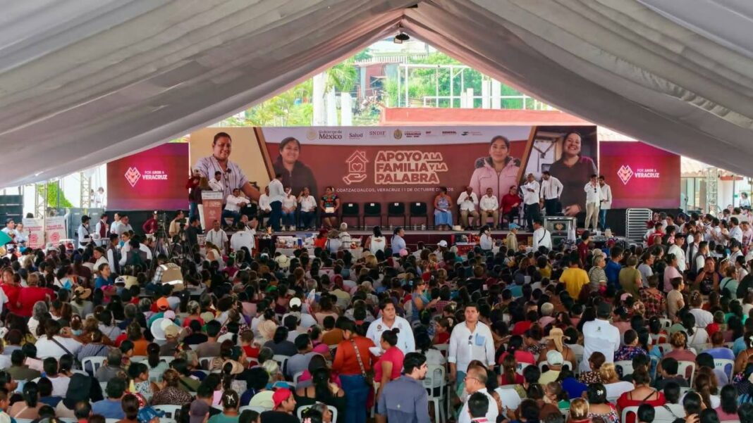 Rocío Nahle entrega 14 mdp en créditos a la palabra en Coatzacoalcos
