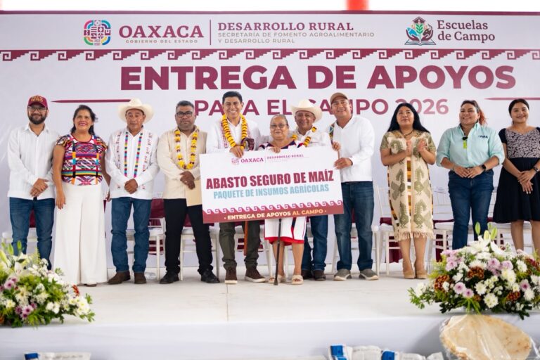 Salomón Jara entrega apoyos agrícolas en la Cuenca