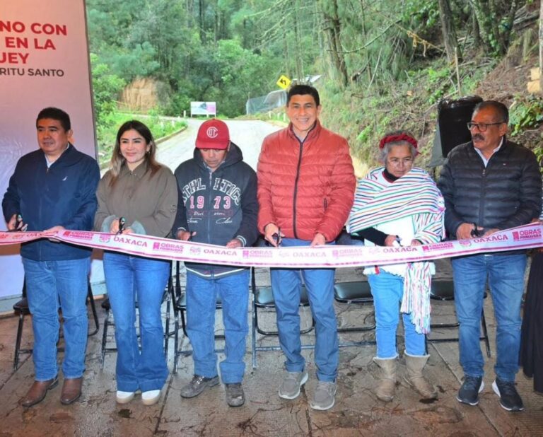 Salomón Jara inaugura pavimentación de caminos en la Sierra de Juárez