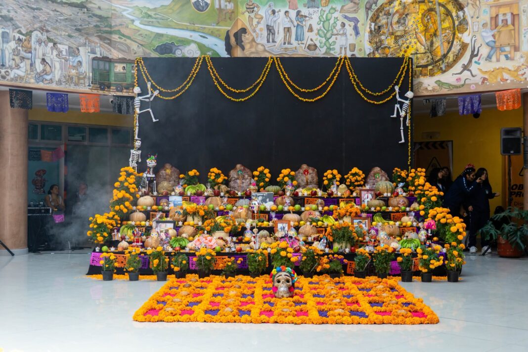 UABJO instala altar monumental para celebrar el Día de Muertos