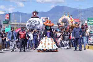 UABJO llena de color y tradición las calles de Oaxaca con su Gran Comparsa 2026