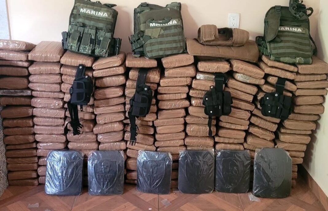aseguran 156 paquetes de droga y arsenal en centro logístico