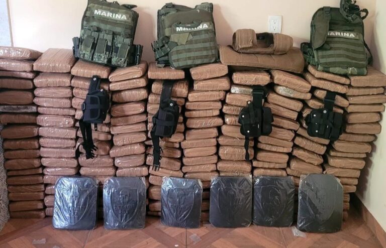aseguran 156 paquetes de droga y arsenal en centro logístico